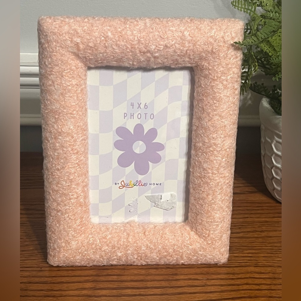 NWT-Pink Sweater Frame 4 X 6